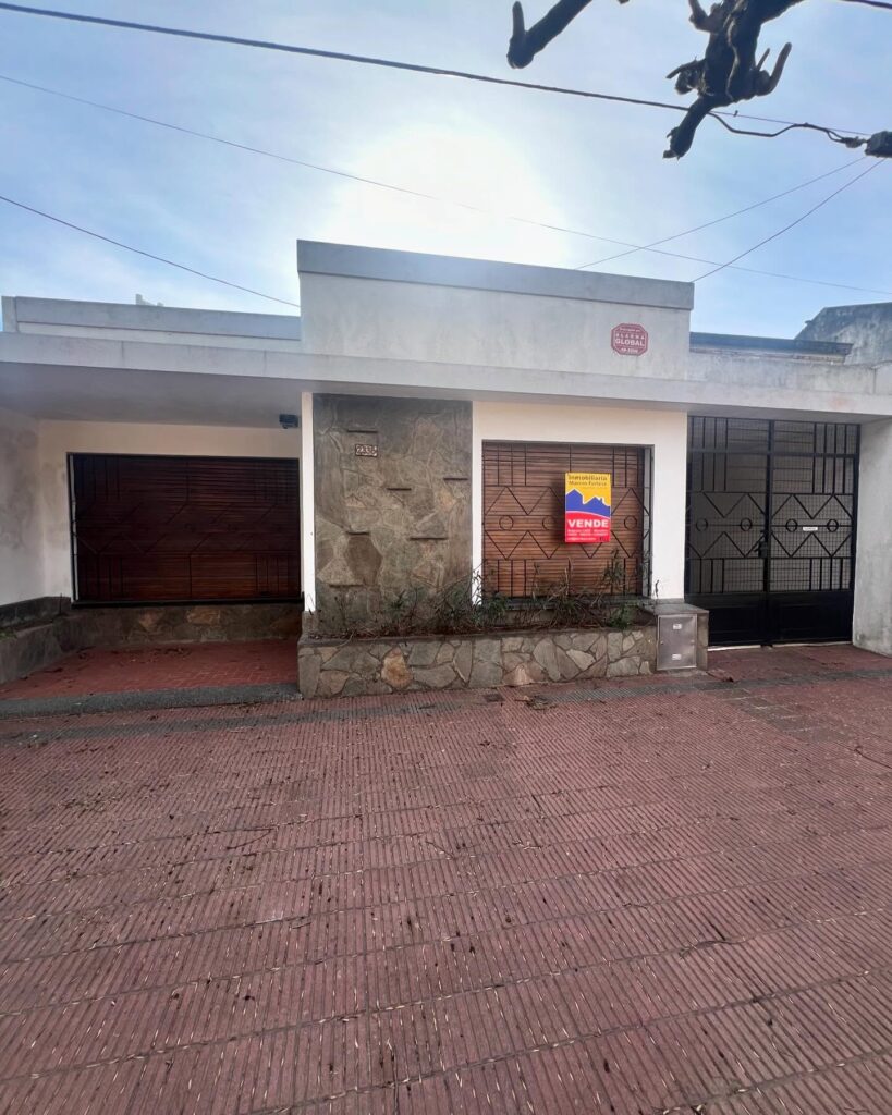 Amplia Casa de 3 Dormitorios con Cochera para 3 Autos y Gran Parque